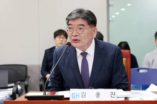 김용진 경기주택도시공사(GH) 사장 후보자가 경기도의회 인사청문회에서 질의에 답변하고 있다. 경기도의회 제공