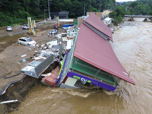 지난 7월 20일 가평군 조종면 신상리 십이탄천 인근에서 폭우로 붕괴된 편의점 건물이 물에 잠겨 있다. 자료사진. 경기일보DB