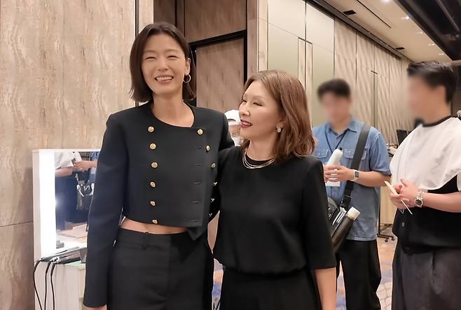 배우 전지현이 선배 이미숙의 유튜브 채널에서 애교 섞인 매력을 방출했다. /사진=유튜브 영상 갈무리