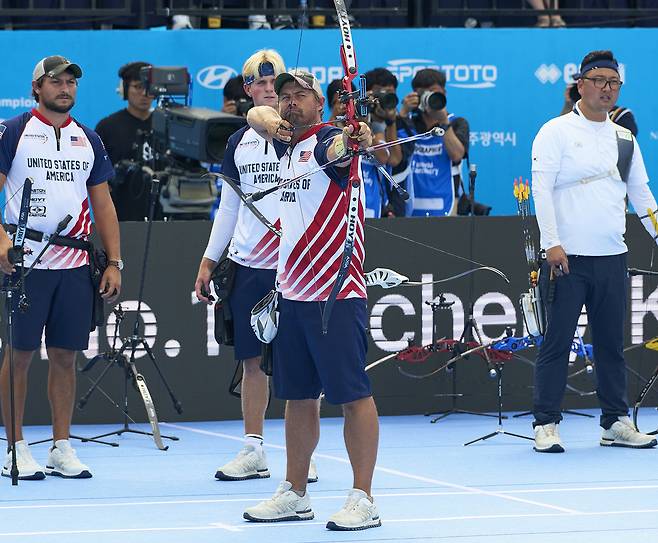 리커브 남자 단체전 결승에서 한국과 미국 양궁 선수단이 코오롱스포츠 양궁화를 신고 경기하는 모습