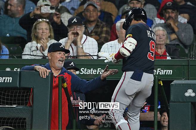 ▲ 유격수 문제로 고민이 많았던 애틀랜타 브라이언 스닛커 감독(왼쪽)은 김하성의 이적을 환영했다. 4일 홈런을 치고 더그아웃으로 돌아가고 있는 김하성.