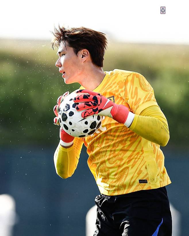 축구대표팀 훈련 중인 골키퍼 송범근. /사진=대한축구협회 SNS 캡처