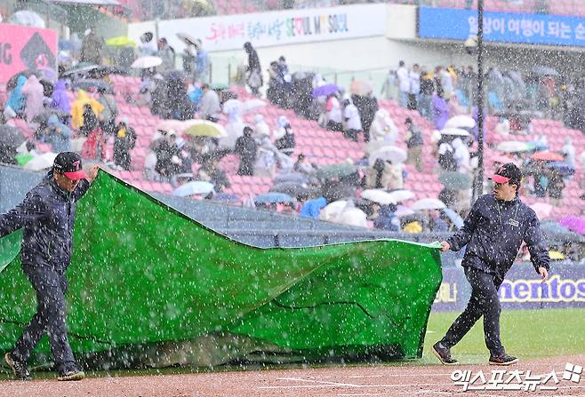 13일 오후 서울 송파구 잠실야구장에서 열린 '2025 신한 SOL Bank KBO리그' 두산 베어스와 LG 트윈스의 경기, 구장 관계자들이 방수포를 설치하고 있다. 엑스포츠뉴스 DB