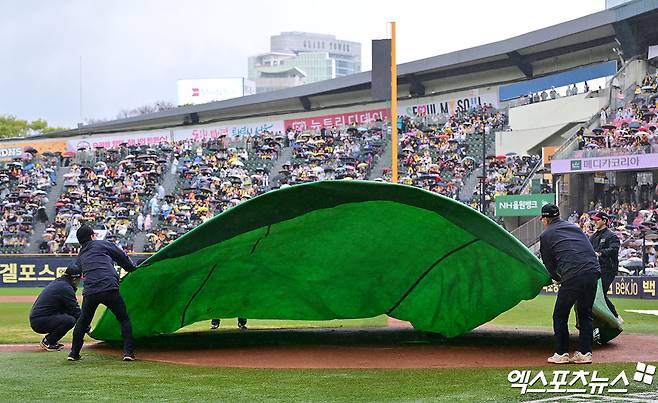 13일 오후 서울 송파구 잠실야구장에서 열린 '2025 신한 SOL Bank KBO리그' 두산 베어스와 LG 트윈스의 경기, 구장 관계자들이 방수포를 설치하고 있다. 엑스포츠뉴스 DB
