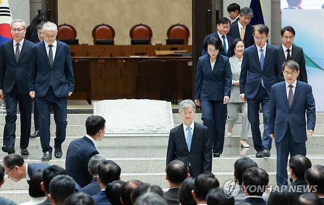 법원의 날 기념식 참석하는 대법원장 (서울=연합뉴스) 홍해인 기자 = 조희대 대법원장과 대법관들이 12일 서울 서초구 대법원 중앙홀에서 열린 '2025 대한민국 법원의 날 기념식'에 입장하고 있다. 2025.9.12 hihong@yna.co.kr