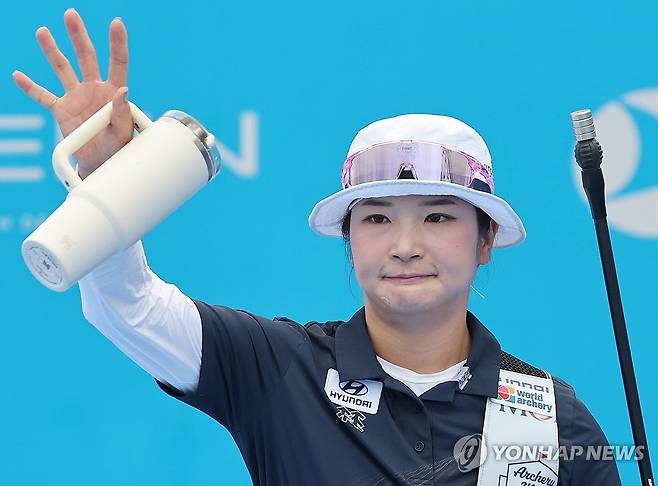 안산과의 맞대결 승리한 강채영 (광주=연합뉴스) 김성민 기자 = 12일 광주 동구 국립아시아문화전당 5·18민주광장에서 열린 2025 세계양궁선수권대회 리커브 여자 개인전 4강에서 승리한 강채영이 손을 들어 올리고 있다. 2025.9.12 ksm7976@yna.co.kr