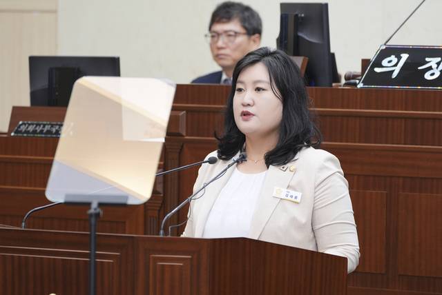 ▲ 안동시의회 김새롬 의원이 제260회 임시회 5분 자유발언에서 '신노년층을 위한 스크린파크골프장 조성과 청소년 대상 고교 석식 지원'을 제안했다.