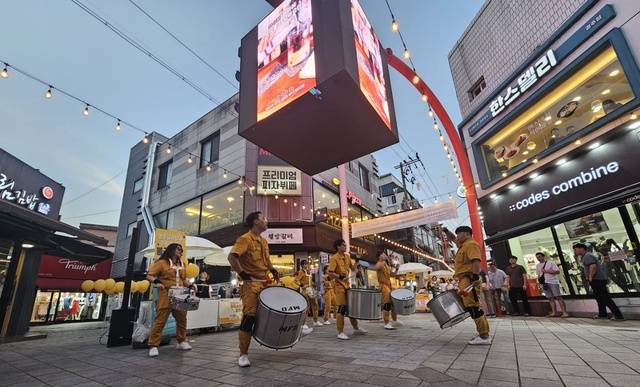 경주시가 중심상권르네상스사업으로 80억 원의 사업비를 들여 5년간 다양한 사업을 펼치고 있다. 황금카니발 행사 장면. 경주시 제공