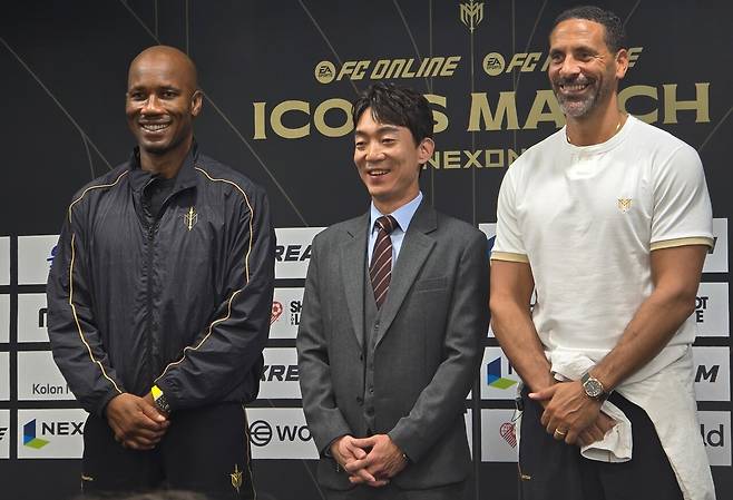 - 좌측부터 디디에 드로그바, 박정무 넥슨 사업부사장, 리오 퍼디난드