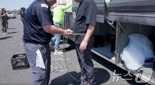 미국 이민세관단속국(ICE)이 조지아주 내 현대자동차그룹과 LG에너지솔루션 합작 배터리 공장 건설 현장에서 한국인 직원 300여 명을 체포하는 영상을 체포 이튿날인 5일(현지 시각) 공개했다. (ICE 홈페이지. 재판매 및 DB금지) 2025.9.6/뉴스1