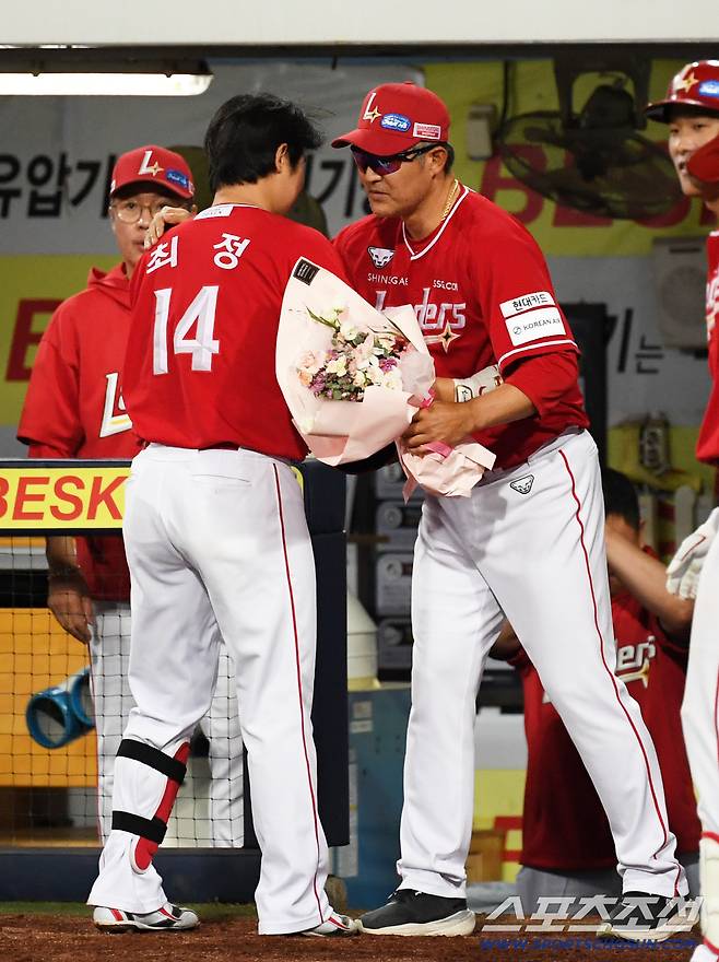 대기록 달성 후 최정을 안아준 이숭용 감독.