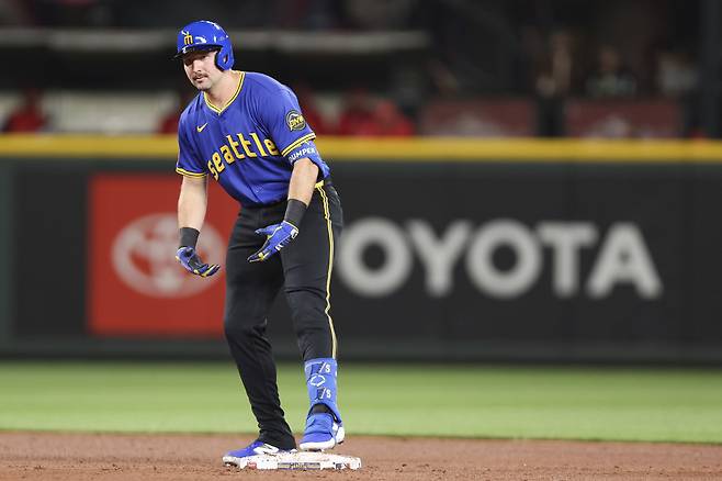 시애틀 매리너스 칼 롤리가 13일(한국시각) LA 에인절스전에서 4회 2루타를 치고 베이스에 안착하고 있다. AP연합뉴스