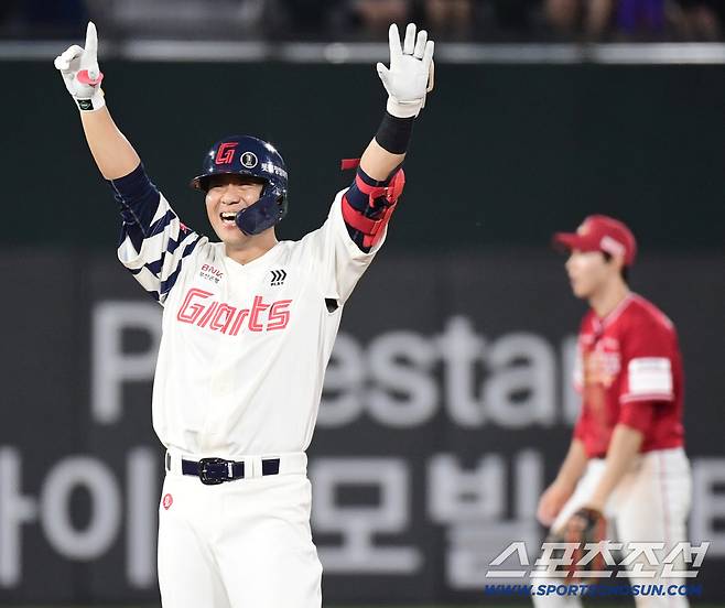 13일 부산 사직구장에서 열린 롯데와 SSG의 경기. 9회말 롯데 김민성이 끝내기 안타를 날렸다. 동료들과 함께 승리의 기쁨을 나누고 있는 김민성. 부산=송정헌 기자songs@sportschosun.com/2025.09.13/