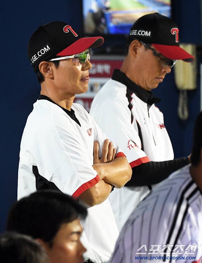 2일 잠실구장에서 열린 LG 트윈스와 롯데 자이언츠의 경기. 염경엽 감독이 생각에 잠겨 있다. 잠실=박재만 기자 pjm@sportschosun.com/2025.09.02/