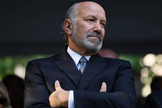 한국의 대미 투자액 3,500억 달러를 일본과 동일하게 3년 내 완료하라는 무리한 요구를 하고 있는 하워드 러트닉 미국 상무부 장관이 11일(현지시간) 미국 뉴욕시 9/11 기념관의 추모행사에 참석해 팔짱을 끼고 있다. AP 연합뉴스