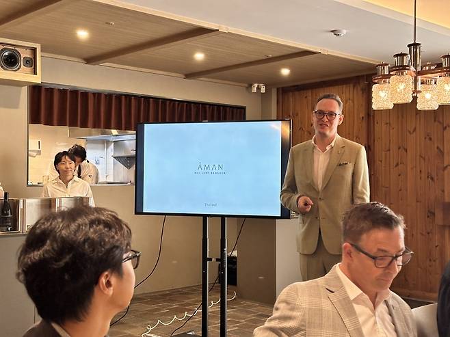 설명하고 있는 테드 터커(Ted Tucker) 아만 나이러트 방콕 총지배인 / 사진=권효정 여행+ 기자