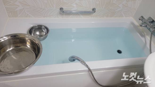 강릉시가 지난 6일부터 아파트 등 100톤 이상 저수조를 갖춘 123개소를 대상으로 상수도 공급을 중단하면서 각 아파트에서 자체 단수에 들어가자 한 시민이 욕조에 물을 받고 양동이를 준비해 놓은 모습. 독자 제공