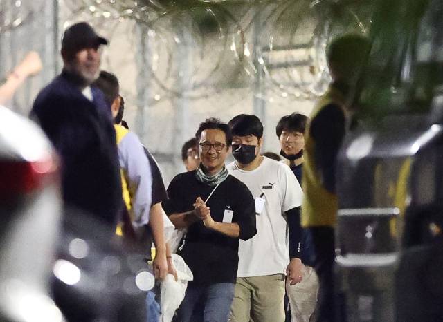 ▲이민단속으로 체포됐던 현대차-LG엔솔 배터리공장 건설 현장 직원들이 애틀란타 공항으로 향하기 위해 11일(현지시간) 미국 조지아주 포크스턴의 이민세관단속국(ICE) 구금시설을 나서고 있다. ⓒ연합뉴스