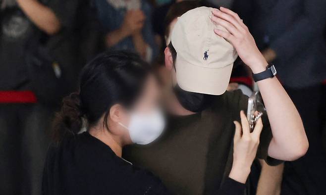 이민 단속으로 체포됐던 미국 현대차-LG엔솔 배터리공장 건설 현장 직원이 12일 인천국제공항 제2터미널로 귀국한 뒤 장기주차장에서 대기 중이던 가족과 만나 포옹하고 있다. 공동취재사진