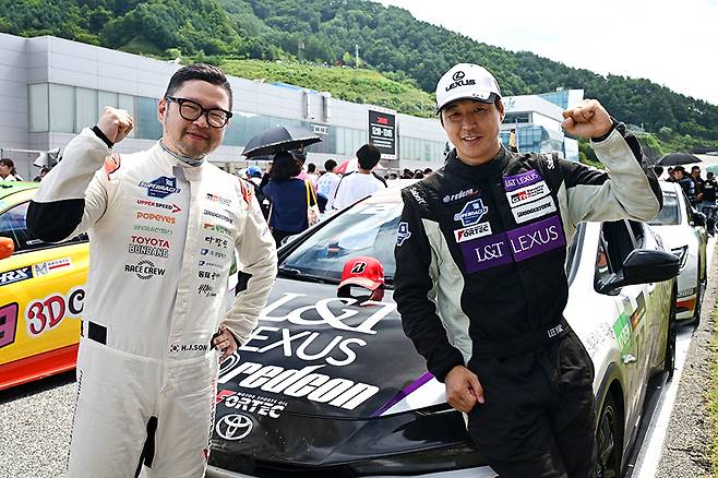 송형진과 함께 포즈를 취하고 있는 레드콘 모터스포트 이율. 사진: 김학수 기자