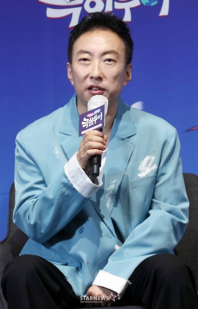 개그맨 박명수가 20일 오후 서울 영등포구 신도림 라마다호텔에서 열린 JTBC '극한투어' 제작발표회에 참석해 인사말을 하고 있다. JTBC 신규 예능 '극한투어'는 같은 여행지에서 '극악'과 '극락'을 오가며 정반대의 재미를 선보이는 프로그램으로 오는 22일 첫 방송된다. 2024.09.20 /사진=임성균