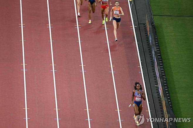 미국, 도쿄 세계선수권 혼성 1,600m 우승 (도쿄 AFP=연합뉴스) 미국 혼성 1,600m 계주팀 마지막 주자 알렉시스 홈스가 13일 일본 도쿄 국립경기장에서 열린 2025 세계육상선수권 결선에서 역주하고 있다.