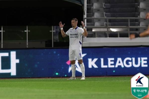 수원삼성 일류첸코가 13일 서울 목동종합운동장에서 열린 하나은행 K리그2 2025 29라운드 서울이랜드와의 경기에서 골을 넣고 세레머니를 하고 있다. /한국프로축구연맹 제공
