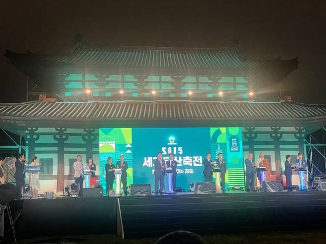 2025 세계유산축전-경주역사유적지구 개막식이 지난 12일 오후 쪽샘지구에서 열린 가운데 주낙영 경주시장, 김호진 경북도 기획조정실장, 최보근 국가유산청 차장 등 주요 내빈들이 단상에 올라 개막 세레머니를 하고 있다. 경북도 제공.