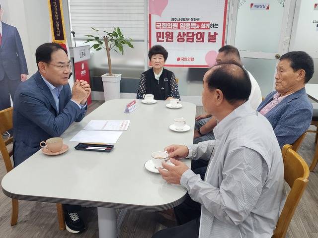 임종득 의원이 지역민들의 민원을 청취하고 있다.임종득의원실제공