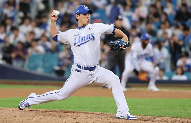 지난 13일 대구 삼성라이온즈파크에서 열린 2025 신한 SOL 뱅크 KBO리그 삼성 라이온즈와 KT 위즈 경기에서 마무리 김재윤이 투구 중이다. <삼성 라이온즈 제공>