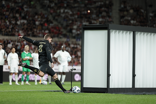 15개의 판자가 세워진 격파대를 향해 슛을 날리는 제라드(제공=넥슨).