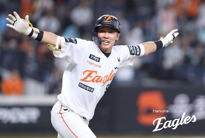황영묵이 안타를 치고 크게 기뻐하고 있다. 사진 | 한화 이글스