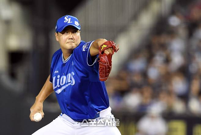 삼성 김태훈이 잠실구장에서 열린 2025 KBO리그 두산과 경기 8회말 등판해 힘차게 공을 던지고 있다. 잠실 | 박진업 기자 upandup@sportsseoul.com