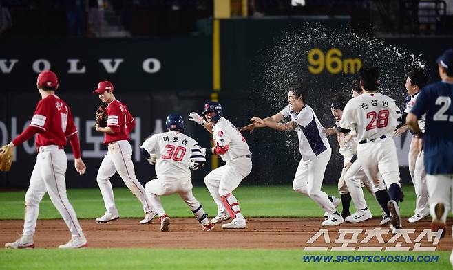 13일 부산 사직구장에서 열린 롯데와 SSG의 경기. 9회말 롯데 김민성이 끝내기 안타를 날렸다. 동료들과 함께 승리의 기쁨을 나누고 있는 김민성. 부산=송정헌 기자songs@sportschosun.com/2025.09.13/