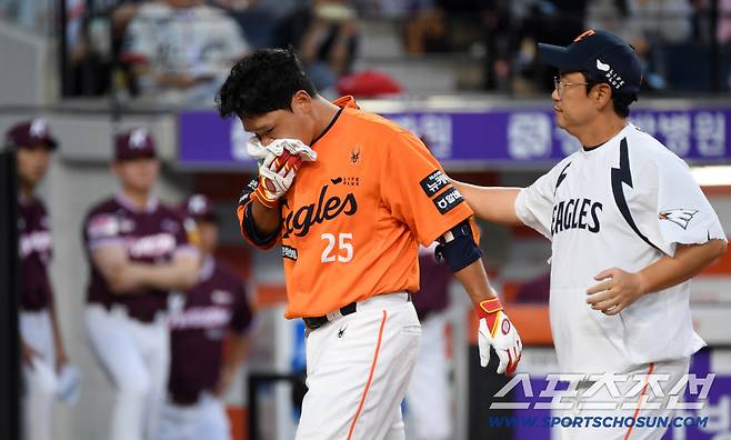 13일 대전 한화생명볼파크에서 열린 한화 이글스와 키움 히어로즈의 경기. 5회말 무사 1루 한화 김태연이 키움 하영민 빠른볼에 얼굴을 맞은 뒤 교체되고 있다. 대전=박재만 기자 pjm@sportschosun.com/2025.09.13/