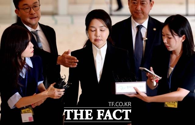 특검팀은 계엄 구상 시기가 윤 전 대통령의 임기 초로 밝혀질 경우, 이미 기소된 내란 재판 공소장 내용도 변경할 계획이다. 사진은 김건희 여사. /사진공동취재단