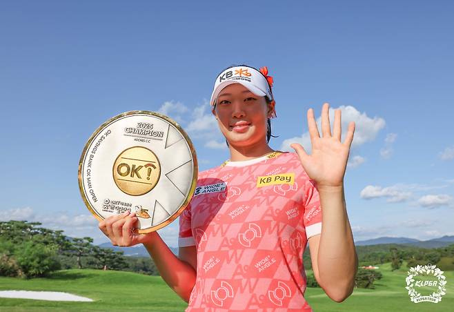 14일 OK저축은행 읏맨 오픈에서 우승한 방신실이 트로로피를 들고 포즈를 취했다. /KLPGA