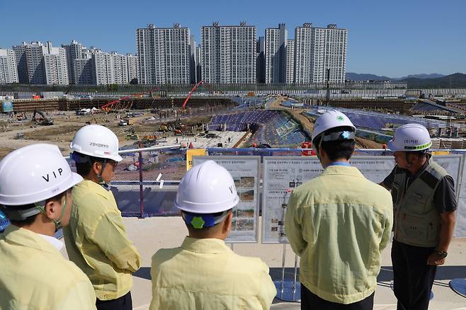 지난 11일 경기도 고양시 덕양구 창릉지구에서 열린 국회의원실-한국토지주택공사(LH) 합동 점검회의에서 더불어민주당 한준호 최고위원과 LH 관계자들이 현장을 둘러보고 있다. /연합뉴스