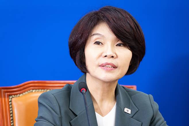 한정애 더불어민주당 정책위의장이 14일 서울 여의도 국회에서 기자간담회를 하고 있다. /뉴스1