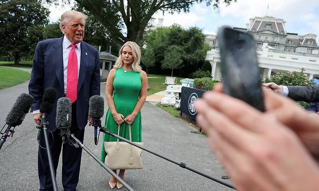 도널드 트럼프 미국 대통령이 지난 7월15일 워싱턴 디시(D.C.) 백악관 사우스 론에서 펜실베이니아로 출발하기에 앞서 기자들과 이야기하고 있다. 워싱턴/로이터 연합뉴스