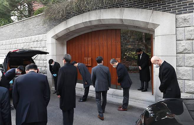 전두환씨의 주검이 2021년 11월23일 서울 서대문구 연희동 자택에서 빈소인 세브란스 병원으로 가기 위해 운구차로 옮겨졌다. 아들인 전재용(맨오른쪽)씨가 인사하고 있다. 강창광 선임기자 chang@hani.co.kr