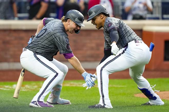 <yonhap photo-1740="">후안 소토가 14일(한국시간) 텍사스전 7회 말 타석에서 홈런을 치고 세리머니를 하는 모습. 13, 2025, in New York. (AP Photo/Yuki Iwamura)/2025-09-14 07:41:09/ <저작권자 ⓒ 1980-2025 ㈜연합뉴스. 무단 전재 재배포 금지, AI 학습 및 활용 금지></yonhap>
