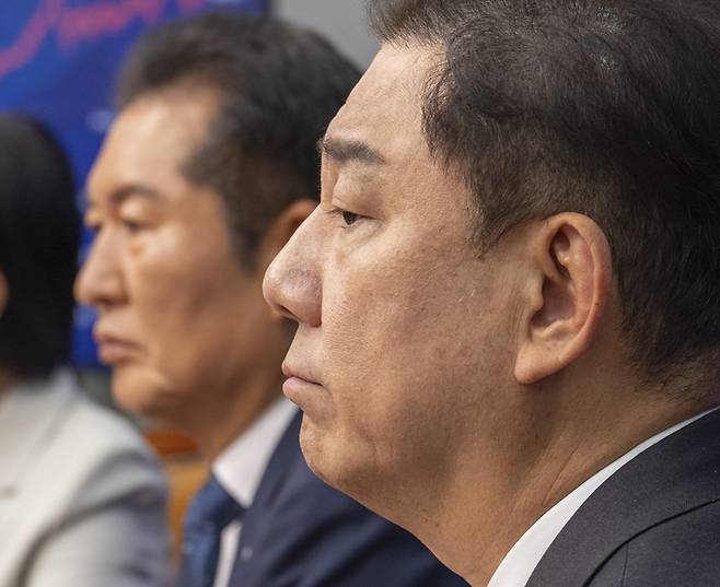 더불어민주당 김병기 원내대표가 12일 국회에서 열린 최고위원회의에서 전현희 최고위원의 발언을 듣고 있다. 2025.9.12
