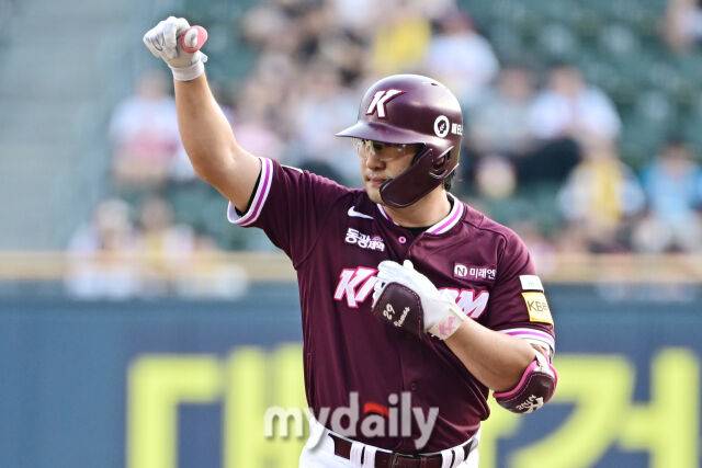 31일 서울 잠실야구장에서 열린 '2025 신한 SOL BANK KBO리그' 키움 히어로즈와 LG 트윈스 경기. 키움 임지열이 1회초 무사 1루 안타를 친 후 기뻐하고 있다./마이데일리