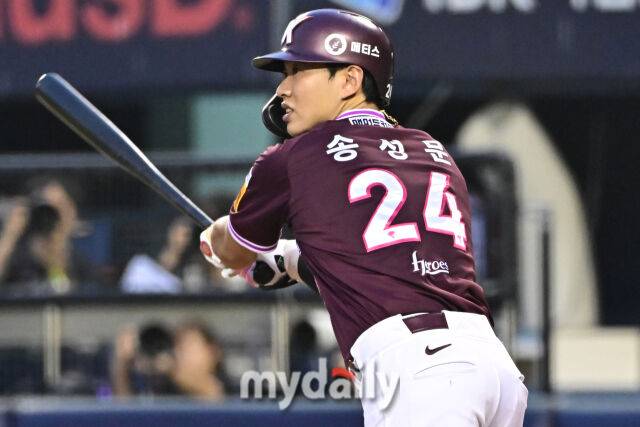 31일 서울 잠실야구장에서 열린 '2025 신한 SOL BANK KBO리그' 키움 히어로즈와 LG 트윈스 경기. 키움 송성문이 4회초 2사 1-2루에 1타점 적시 2루를 쳤다./마이데일리