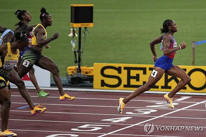 제퍼슨, 압도적인 레이스 (도쿄 AP=연합뉴스) 제퍼슨(오른쪽)이 14일(한국시간) 일본 도쿄 국립경기장에서 열린 2025 도쿄 세계육상선수권 여자 100m 결선에서 가장 먼저 결승선을 통과하고 있다.