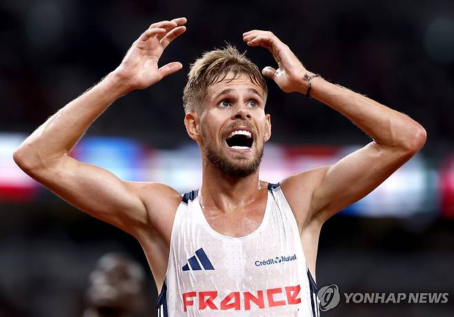 '이변의 주인공' 그레시에 (도쿄 EPA=연합뉴스) 프랑스의 그레시에가 14일 일본 도쿄 국립경기장에서 열린 2025 도쿄 세계육상선수권 남자 10,000m 결선에서 우승한 뒤, 놀란 표정을 짓고 있다.