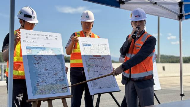 국토교통부와 한국도로공사는 11일 "총 길이 55.1㎞의 새만금~전주 고속도로 공정률이 97%에 달해 11월 21일 적기 개통이 가능할 것"이라고 밝혔다. 한반도 남부를 동서로 잇는 새만금~포항 고속도로 중 새만금~전주 구간이 개통하면 새만금 지역 접근성이 크게 개선될 것으로 기대된다. 사진은 공사 중인 새만금~전주 고속도로 4공구 중 호남고속도로와 연결되는 이서분기점 구간에서 현장 관계자가 설명하는 모습. 2025.9.11. 홍준표 기자