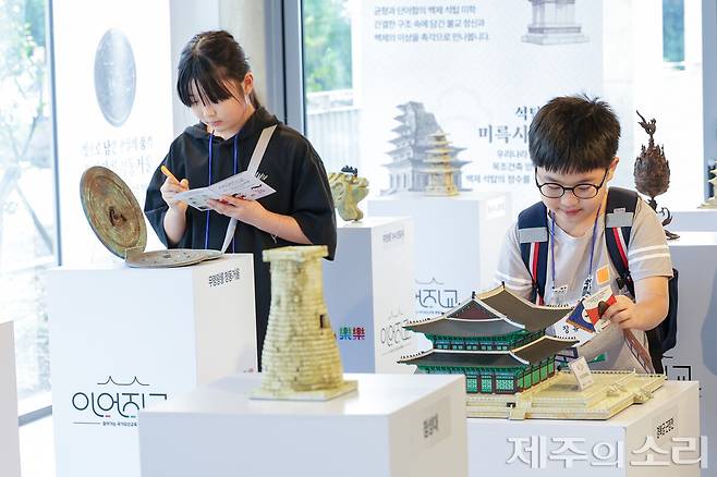 국가유산 모형을 살펴보고 있는 학생들. 사진=이어지교.