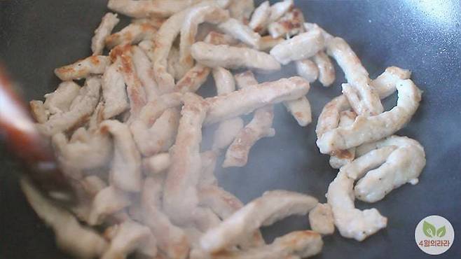 고기를 볶는 모습